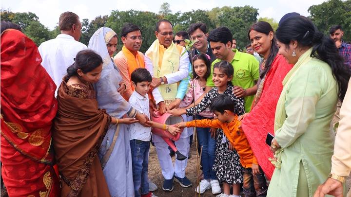 मुख्यमंत्री श्री चौहान ने बरगद, गूलर और जामुन के पौधे लगाए